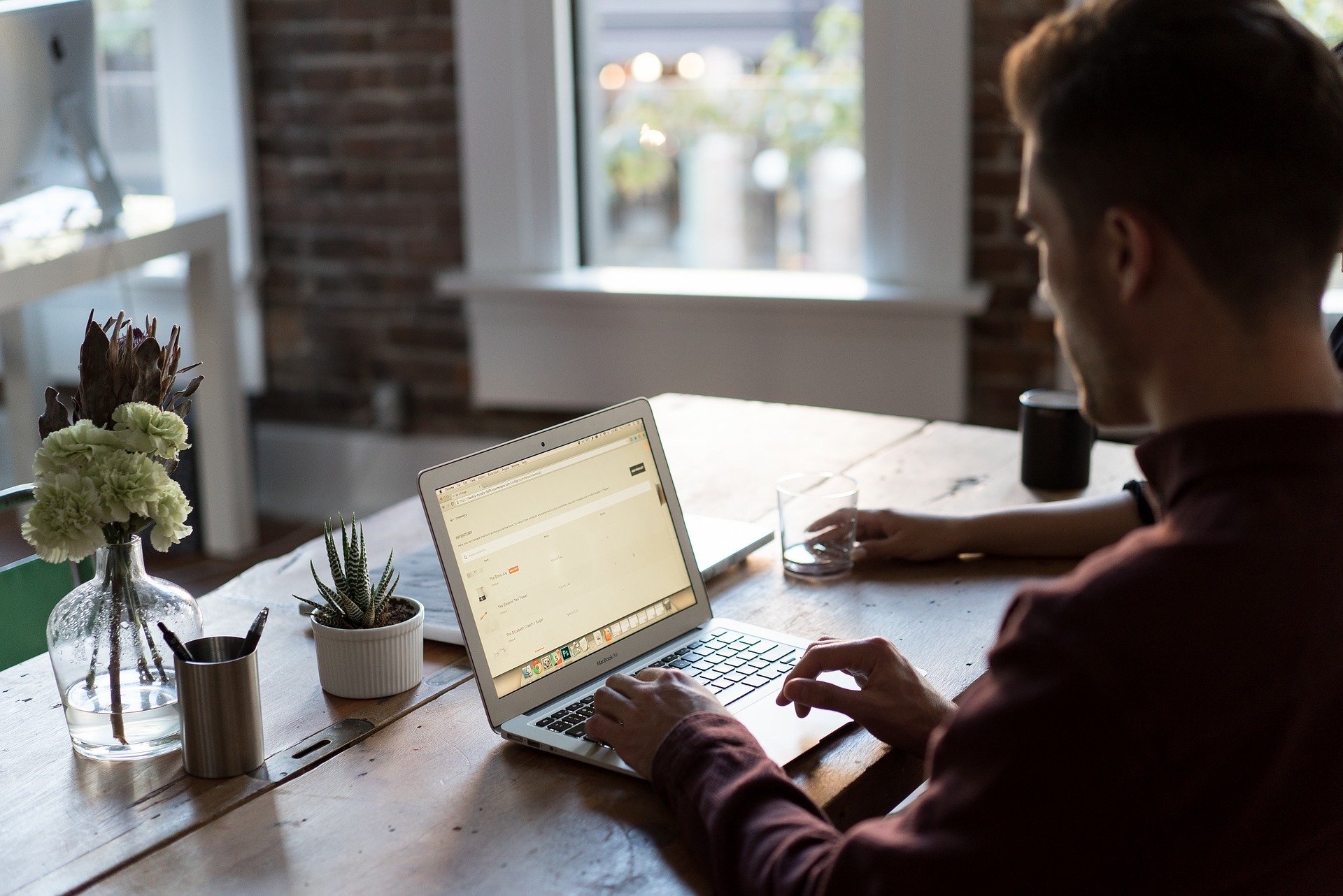 Smart working: uomo che lavora davanti ad un personal computer