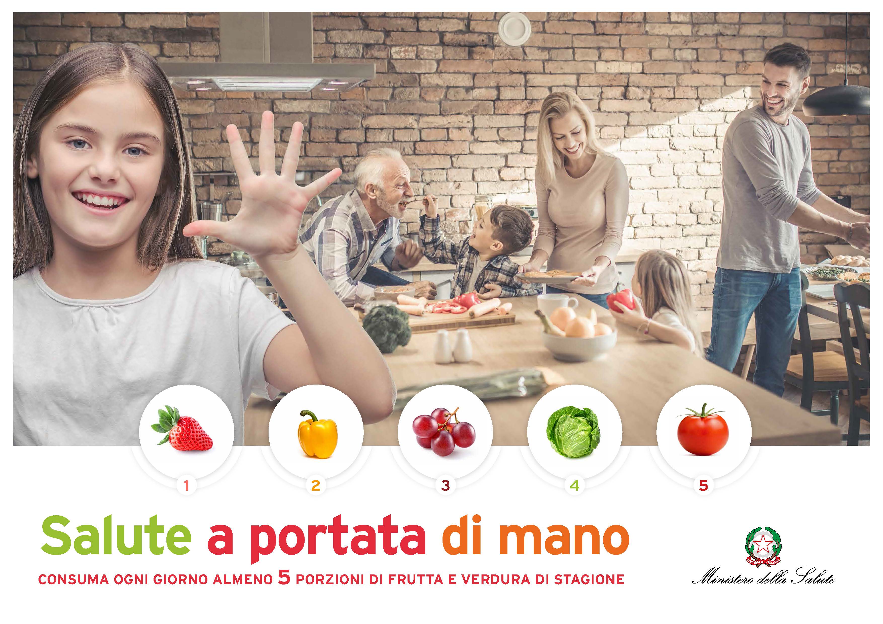 Salute a portata di mano. Una bambina fa il segno cinque con la mano per indicare il numero di porzioni di frutta e verdura da consumare giornalmente.